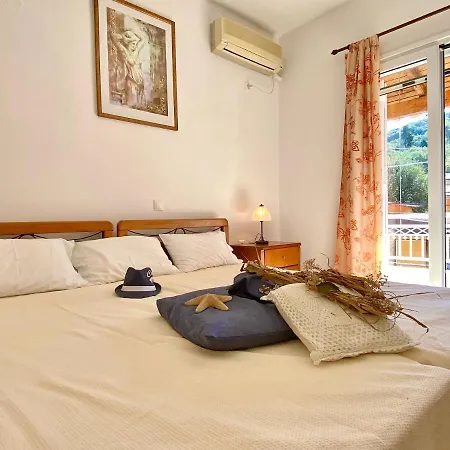 Apartment Seafront Ourania Mesongi