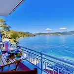 Seafront Ourania דירה *