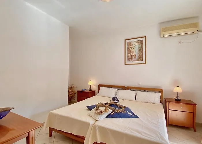 Seafront Ourania Apartamento *